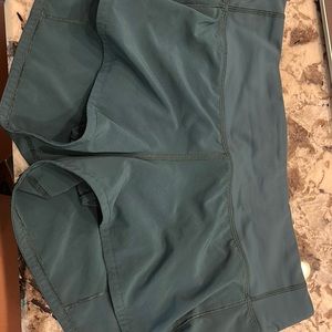 Lululemon Size 6 2.5” speed up short